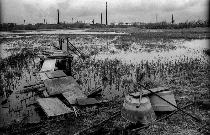 Germany, Hennigsdorf, 14.04.1992, View across the lake to the Hennigsdorf steelworks, temporary jetty, Europe