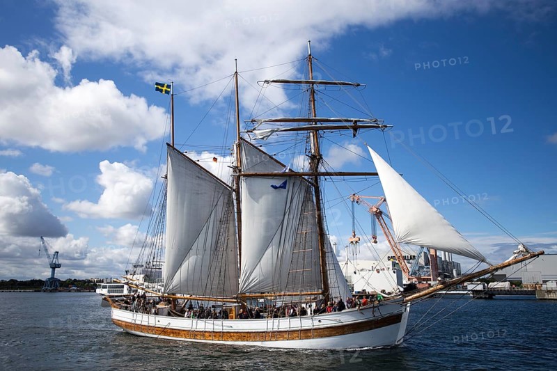 Sailing ship