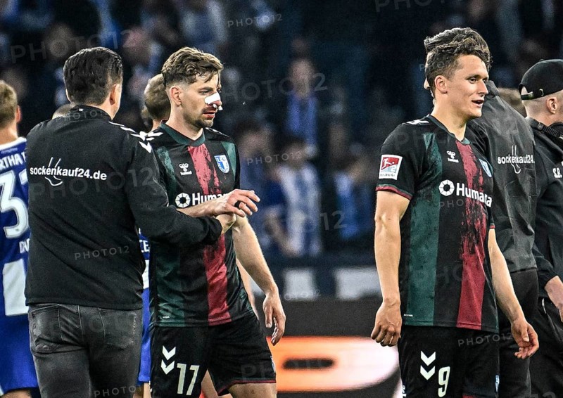 Football 2nd Bundesliga, Hertha BSC Berlin, 1.FC Magdeburg from left Christian Titz 1.FC Magdeburg, coach), Alexander Nollenberger (1.FC Magdeburg), Martijn Kaars (1.FC Magdeburg) disappointed, looks disappointed, dejected, disappointed (DFLB DFB REGULATIONS PROHIBIT ANY USE OF PHOTOGRAPHS as IMAGE SEQUENCES and or QUASI-VIDEO)