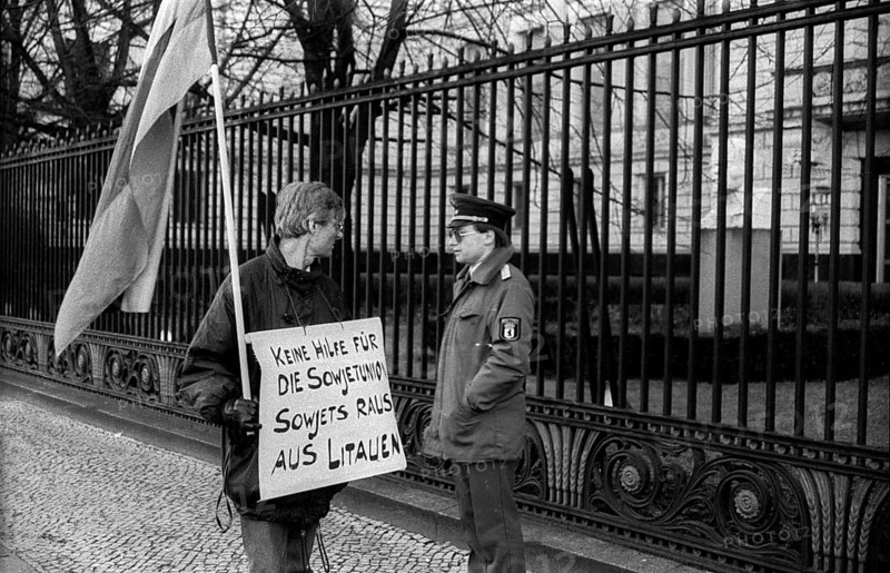 Germany, Berlin, 13 January 1991, demonstration against Russians in Lithuania, Soviets out of Lithuania, in front of the Soviet embassy (behind the fence: Lenin statue), Europe