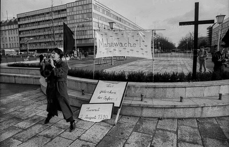 Germany, Berlin, 10 January 1991, vigil against the Gulf War, at the Brandenburg Tor, Europe
