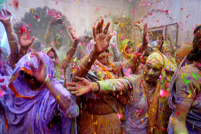 Widows dancing celebrating Holi festival, Gopinath temple, Uttar Pradesh, India, Asia