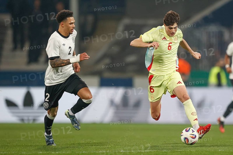 Football, U21, Friendly match, 2024/2025, Germany U21 vs. Spain U21, 25.03.2025, Merck-Stadion am Böllenfalltor, Darmstadt, Germany, Pharrel Nnamdi COLLINS (Germany U21, 02) in a duel with Javi GUERRA (Spain U21, 06), Europe