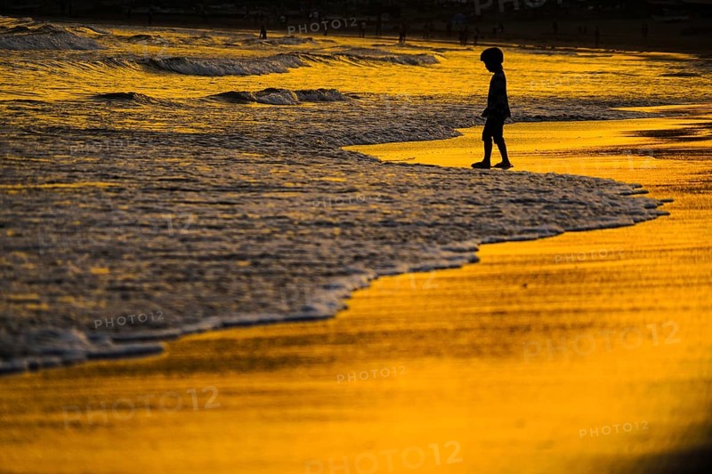 Children playing in the twilight of the beach. Shooting Location: Kamakura, Kanagawa Prefecture