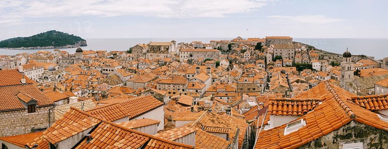 Panoramic views of the entire old town of Dubrovnik. View from the wall to the tiled roofs