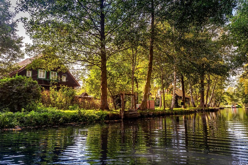 Main Spree, dwelling house with fish box, village exit downstream towards Lübbenau, river Spree, Lehde, Brandenburg, Spreewald, Germany, Europe