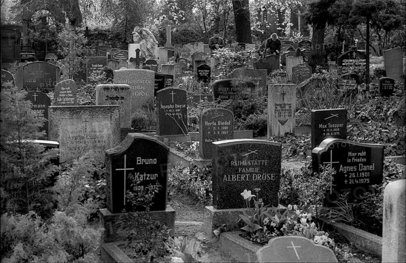 Germany, Berlin, 04.04.1992, Mourning figure (woman) at the French Cemetery, Europe