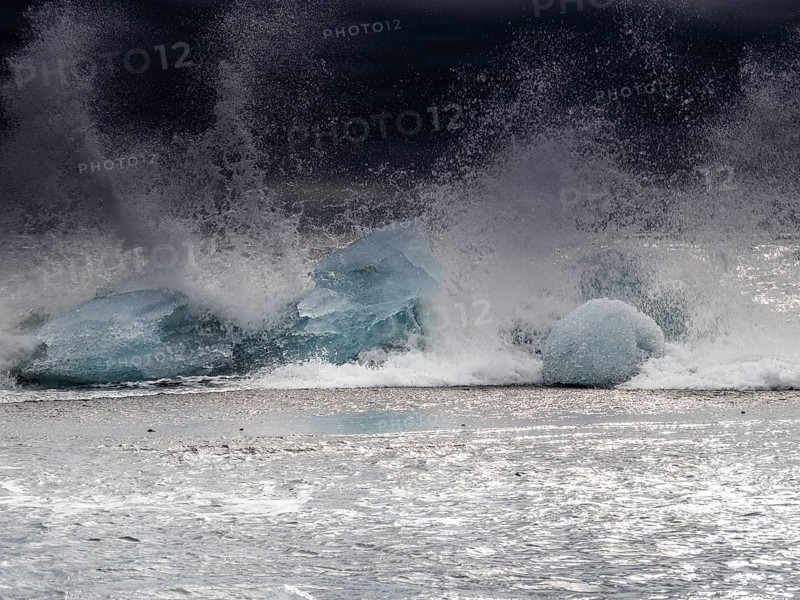 Diamond Beach, icebergs in the surf, near Jökulsarlon glacier lagoon, Vatnajökull National Park, Hornafjörður, South Iceland, Iceland, Europe
