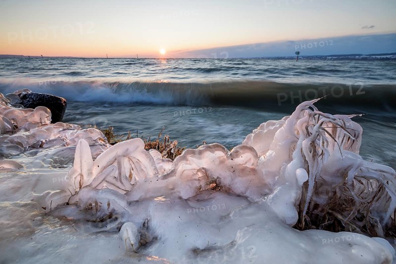 Snow-covered coastline, ice plants and waves at dusk, sunrise in the background, Hörnle, Constance, Lake Constance, Baden-Württemberg, Germany, Europe