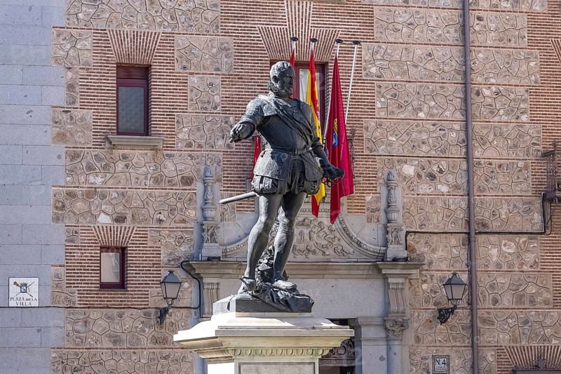 Monument to Alvaro de Bazan: Tribute to a Renowned Admiral in Madrid's Plaza de la Villa