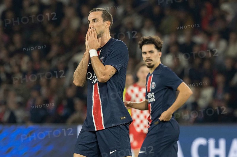 Football match, Fabian RUIZ Paris Saint Germain left, after a missed chance, can hardly believe it and grabs his mouth with both hands, right VITINHA Paris St. Germain, Parc des Princes football stadium, Paris