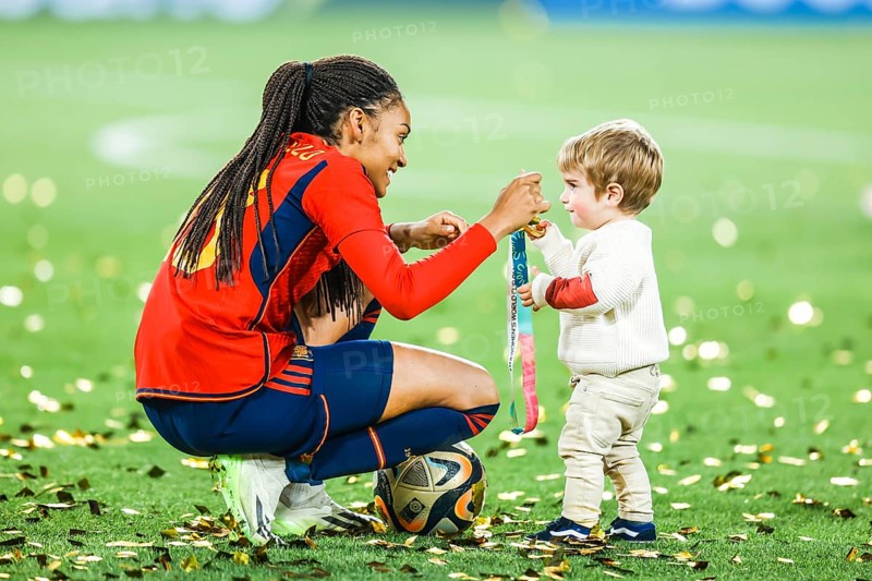 SYDNEY, AUSTRALIA, AUGUST 20: Salma PARALLUELO of Spain plays with a child after Spain beats England in the final of the FIFA Women's World Cup Australia New Zealand 2023 at Stadium Australia on August 20, 2023