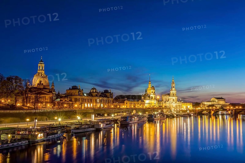 Historische Altstadt zu Dresden während der blauen Stunde