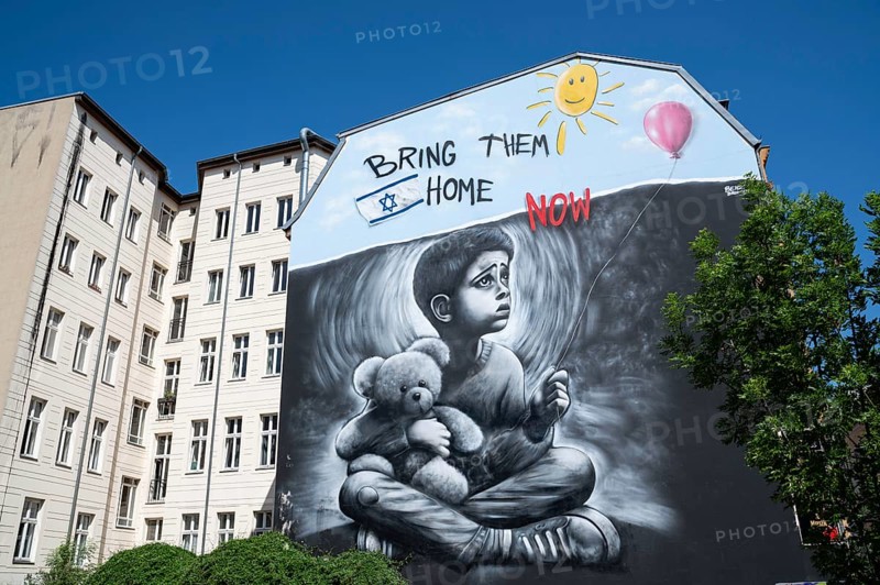 17.05.2024, Berlin, Germany, Europe, A mural by Israeli graffiti artist Benzi Brofman on a building along Oranienburger Straße not far from the New Synagogue in Berlin-Mitte calls for the return of Israeli hostages who were kidnapped by Hamas terrorists and taken to Gaza on 7 October last year, Europe