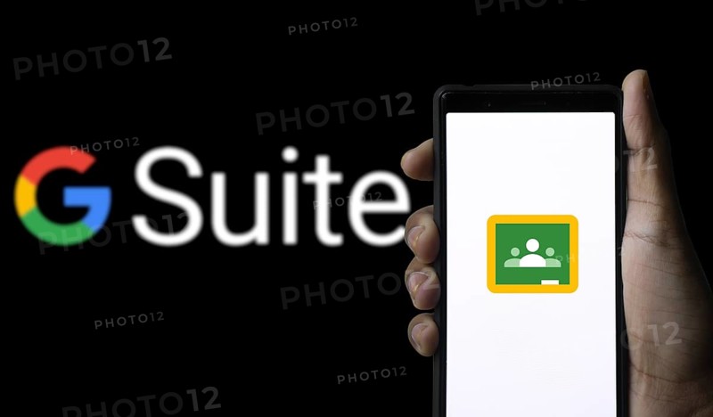 Google classroom logo on samrtphone
