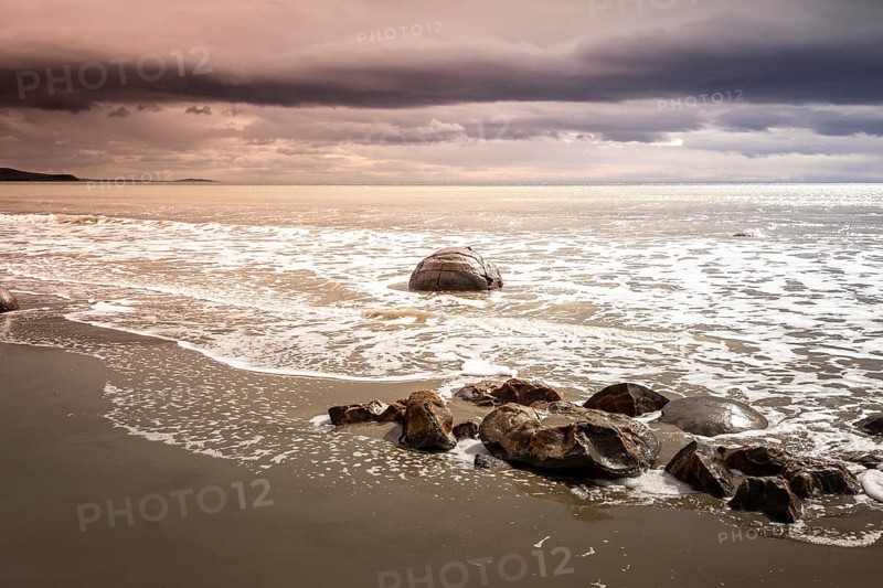 An image of the boulders at the beach of Moeraki New Zealand