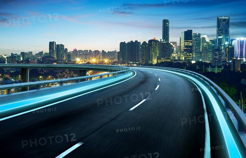 Autobahnüberfahrt Bewegung stumpf mit Stadt Hintergrund