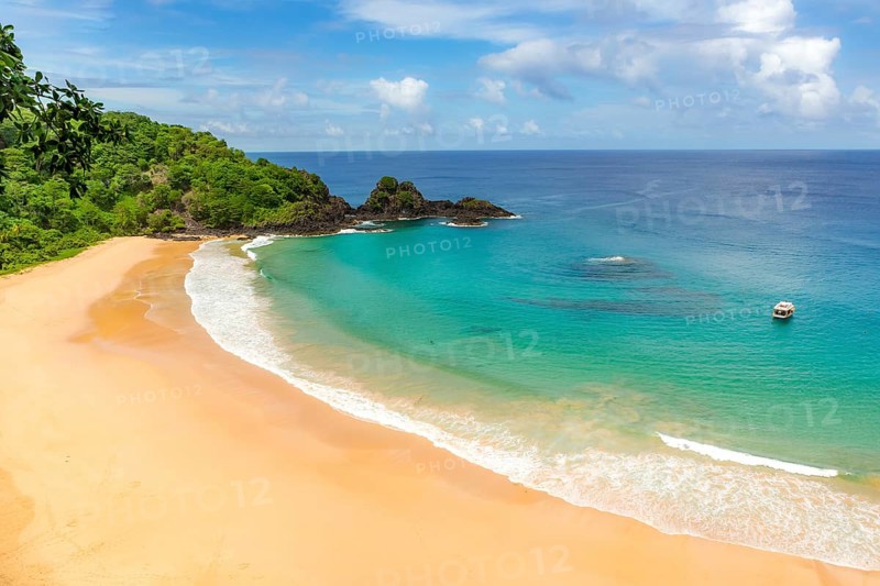 Fernando de Noronha, Brasil. Turquoise water around the Two Brothers rocks, UNESCO World Heritage Site, Brazil, South America