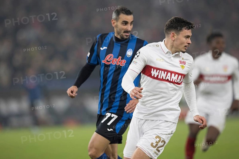 Football match, Davide ZAPPACOSTA Atalanta Bergamo left and Fabian RIEDER VFB Stuttgart automatically look to the right together as they run, Stuttgart Arena, Stuttgart