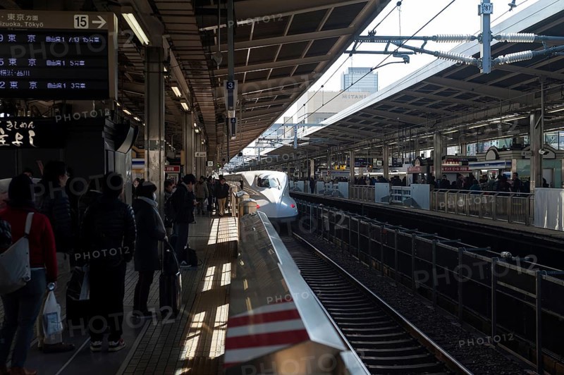 30.12.2017, Nagoya, Japan, Asia, A Shinkansen high-speed train arrives at Nagoya station, Asia