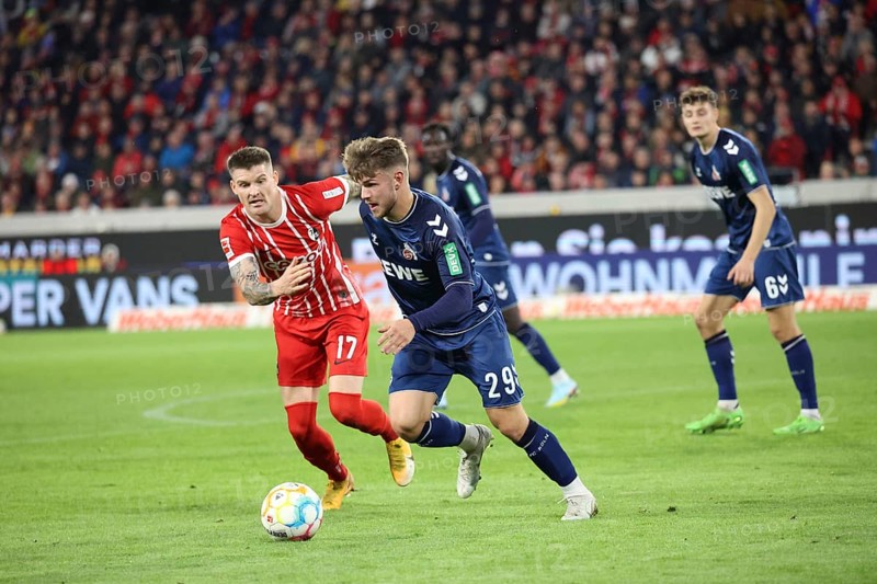 Running duel against# Lukas Kübler (Freiburg) and Jan Thielmann (1. FC Köln) at the match of the 1st FBL: 22-23: 13. Sptg. SC Freiburg, 1. FC Köln DFL REGULATES PROHIBIT ANY USE OF PHOTOGRAPHS AS IMAGE SEQUENCES AND/OR QUASI-VIDEOn Photo: Joachim Hahne/johapress