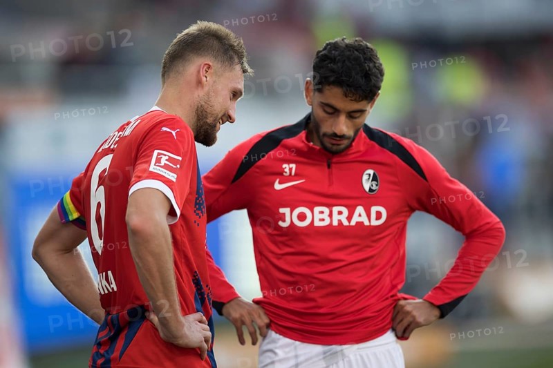 Football match, Eren DINKCI SC Freiburg right, talking to former colleague and captain Patrick MAINKA 1.FC Heidenheim, Voith-Arena football stadium, Heidenheim