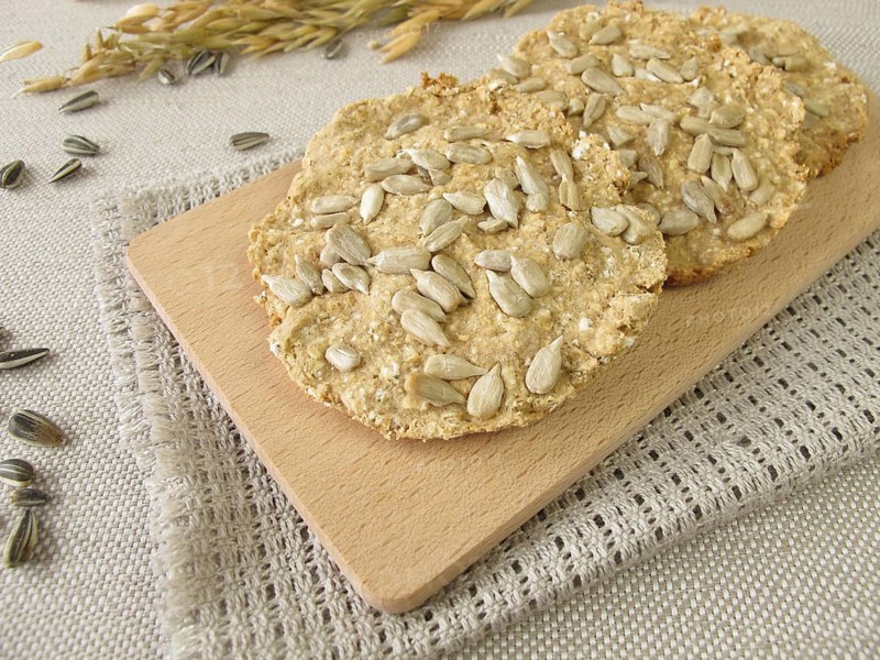 Round oat crispbread with sunflower seeds