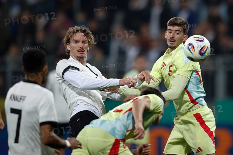 Football, U21, Friendly match, 2024/2025, Germany U21 vs. Spain U21, 25.03.2025, Merck-Stadion am Böllenfalltor, Darmstadt, Germany, Nick WOLTEMADE (Germany U21, 10) in duel with Enrique SALAS Spain U21, Europe