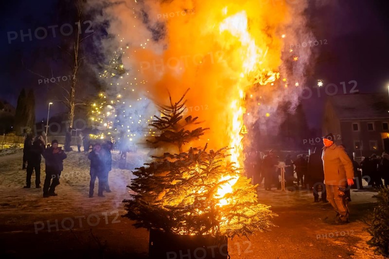 Christmas tree burning on the Kleinnauendorf fairground. The local history association G-Haus invited people to a fiery spectacle to part with their old Christmas trees. What was particularly remarkable was the fact that there were very quickly burning specimens and, in turn, almost unburnable ones, Kleinnauendorf, Saxony, Germany, Europe