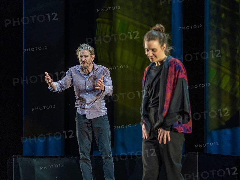 Replay by Yael Ronen at the Schaubühne in Berlin. In 1988, an opera singer from the GDR stays in the West after a guest performance in Bayreuth, leaving her man and daughters behind in Dresden, which has a lasting impact on the family's life. After reunification, the sisters Lotte and Luise develop into opposing figures who repeat the conflicts and patterns of their childhood in a different form. Yael Ronen's comedy Replay shows how the past repeats itself cyclically and influences generations. It asks whether we can free ourselves from old imprints or remain trapped in endless repetition loops. Author: Yael Ronen Director: Yael Ronen Stage: Magda Willi Costumes: Amit Epstein Music: Yaniv Fridel / Ofer (OJ) Shabi Video: Stefano Di Buduo Lighting: James Farncombe Dramaturgy: Nils Haarmann / Irina Szodruch With: Christoph Gawenda, Carolin Haupt, Eva Meckbach, Ruth Rosenfeld, Renato Schuch Media rehearsal from 12.12.2024 in Berlin, Berlin