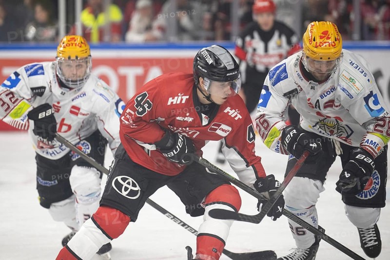 LanxessArena, Cologne, North Rhine-Westphalia, Kevin Niedenz (Cologne Sharks, #46), Dominik Uher (Fischtown Penguins, #26), PENNY DEL, Cologne Sharks- Fischtown Bremerhaven on 18/03/2025 at the LanxessArena in Cologne Germany
