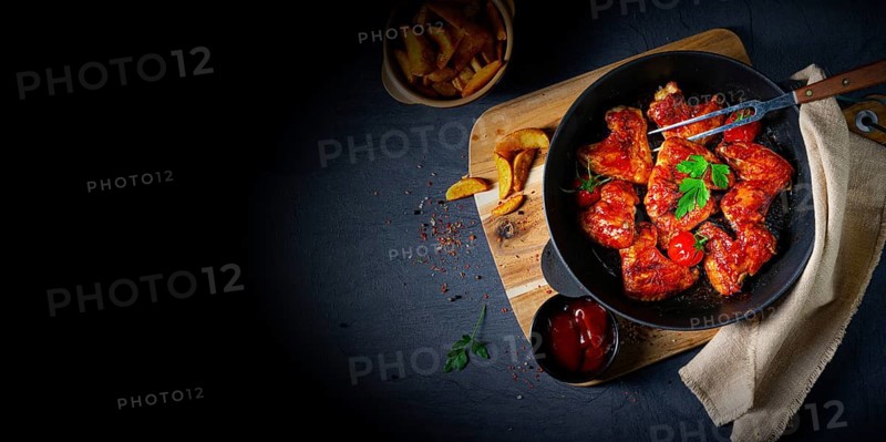 Savoury chicken wings in honey with potato wedges