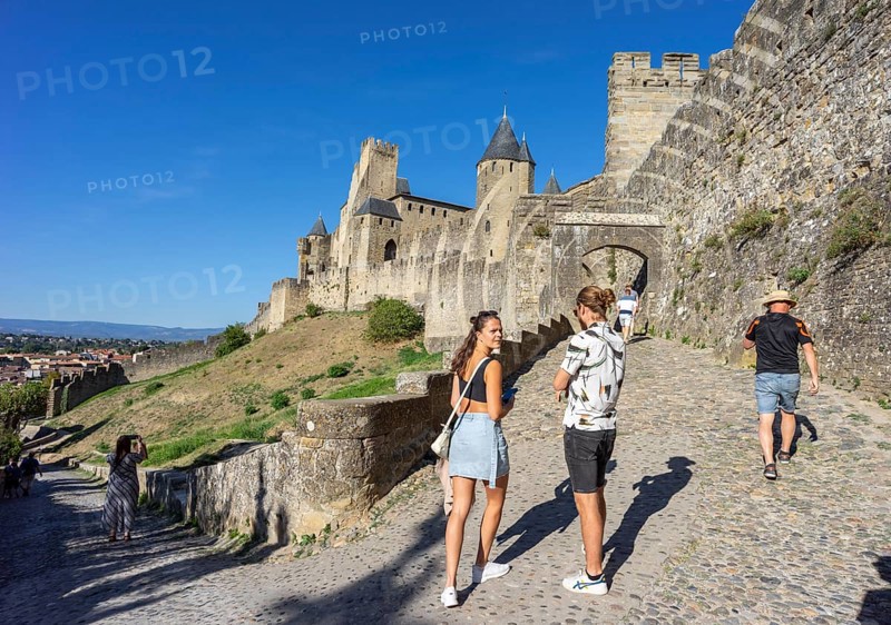 Visitors in in Aude gate, Carcasona, fortified villa, Aude, Languedoc-Rosellón region. French Republic
