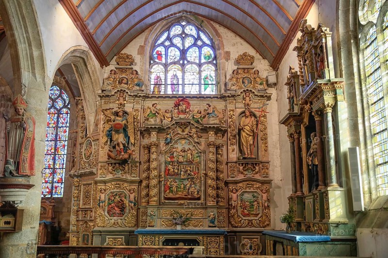 Baroque-style altar in the side aisle, enclosed parish Enclos paroissial, Eglise Notre-Dame de Lampaul-Guimiliau, Departement Finistere Penn-ar-Bed, Region Bretagne Breizh, France, Europe