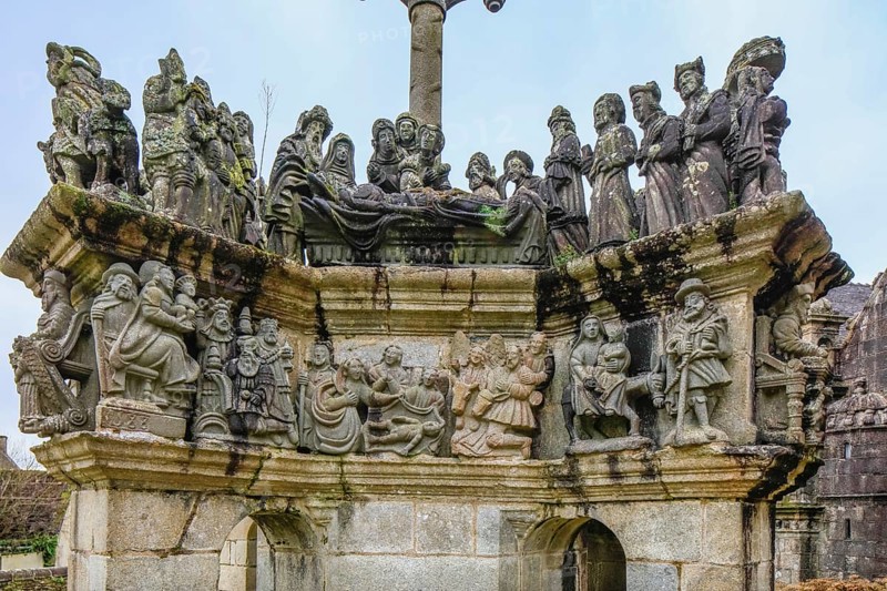 Group of figures Entombment, Calvary, Enclos paroissial, Church Eglise Saint-Miliau, Guimiliau, Departement Finistere Penn-ar-Bed, Region Bretagne Breizh, France, Europe