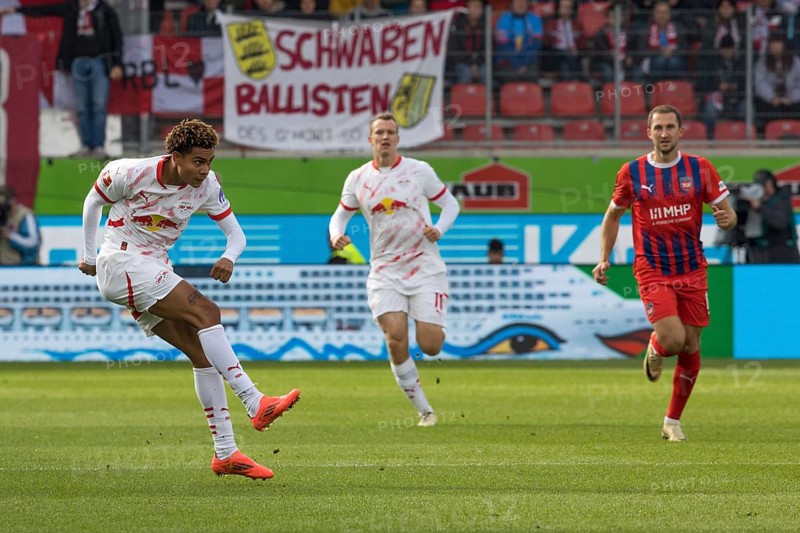 Football match, Antonio NUSA RB Leipzig left, concentrated and with a shot in the direction of the opponent's penalty area, Lukas KLOSTERMANN RB Leipzig and Jonas FÖHRENBACH 1.FC Heidenheim right, on the run, Voith-Arena football stadium, Heidenheim