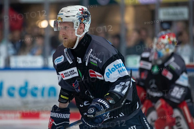 Balver Zinn Arena, Iserlohn, North Rhine-Westphalia, Stanislav Dietz (Iserlohn Roosters, #67), PENNY DEL, Iserlohn Roosters-Kölner Haie on 20/10/2024 at the Balver Zinn Arena in Iserlohn Germany