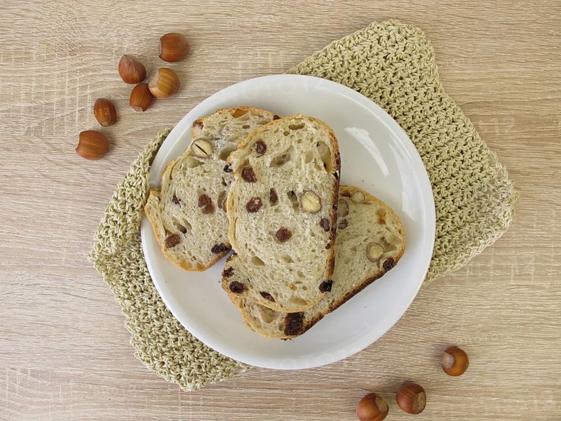 Bread with sultanas and hazelnuts