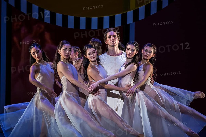 At the Staatsoper Berlin: Benjamin Millepied, ballet director of the Opéra National de Paris from 2014 with the ballet 'Daphnis et Cloe'? For this neoclassical creation, he was primarily inspired by Maurice Ravel's score, the Symphonie choréographique . The scenography of moving geometric shapes and clear colours was created by the conceptual artist Daniel Buren. Press performance at the Berlin State Opera on 20 January 2017