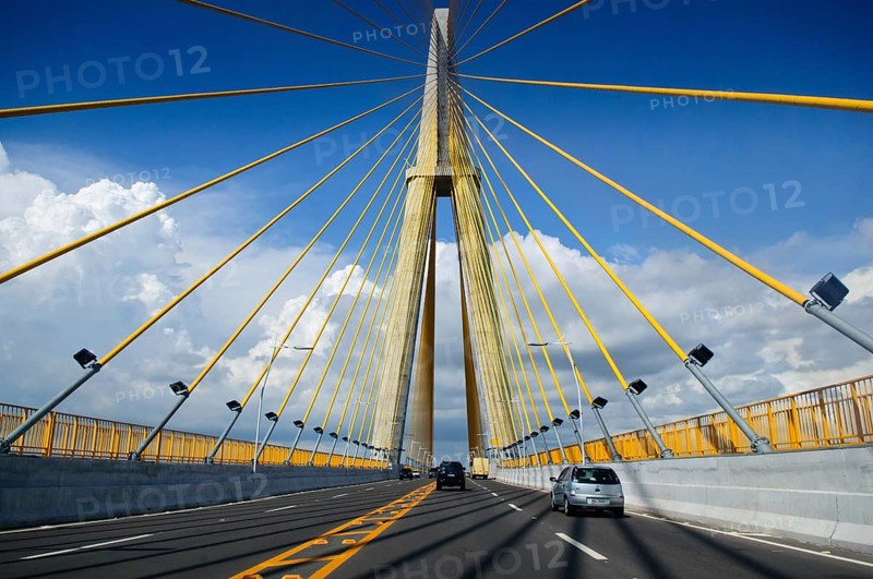 Am 24. Oktober des Jahres 2011 wurde die Brücke Manaus – Iranduba eingeweiht. Mitten im brasilianischen Amazonasgebiet führt sie über den Fluss Rio Negro. Vor dem Bau dieses wichtigen Verbindungsbauwerks (zwi­schen der Millionenstadt Manaus und dem Umland) brauchte man 40 Minuten, um den Rio Negro mit der Fähre zu überqueren. Nun kann man die 3, 6 km in etwas mehr als 5 Minuten zurücklegen. Eine Brücke, die nicht nur die Nutzer des öffentlichen Verkehrswesens sondern auch die gesamte Industrie der Amazonasregion begünstigt. Der Bau der Brücke dauerte 3 Jahre und 10 Monate und wurde vom brasilianischen Unternehmen Camargo Correa durchgeführt. Die Baukosten betrugen 570 Millionen US-Dollar, zusätzliche Baumaßnahmen wie die 7, 4 km langen Zufahrtswege, das Schutzsystem der Pfeiler gegen mögliches Aufprallen von Schiffen, Schiffssignalisierung und Beleuchtung der Brücke sowie der Zufahrten sind darin enthalten. Insgesamt wurden 72 Stützpfeiler, angeordnet in einem Abstand von jeweils 45??M...