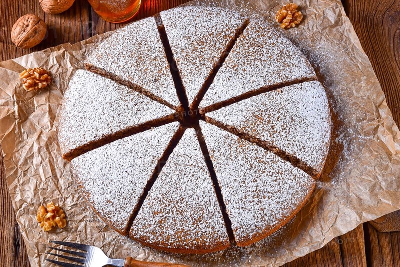 Frischer und leckerer herbstlicher Walnusskuchen mit Honig