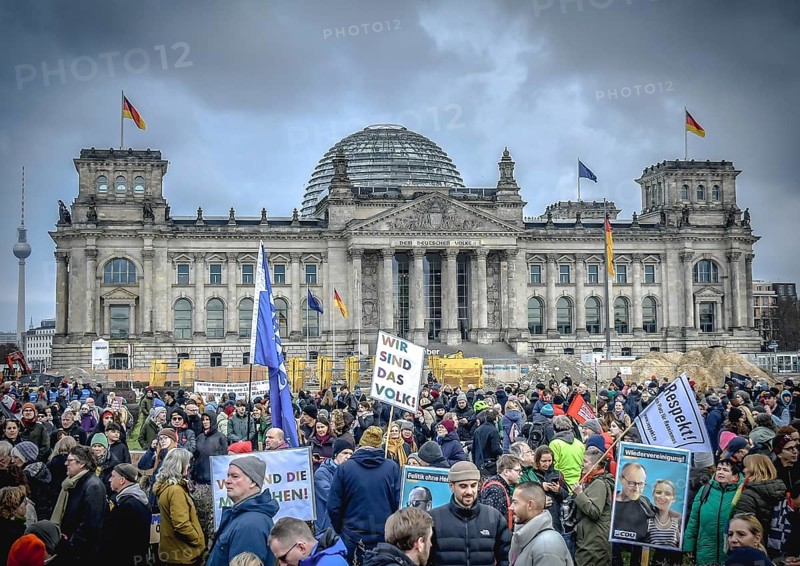 The demonstrators gathered under the heading. Uprising of the decent. We are the firewall! Reichstag, Berlin