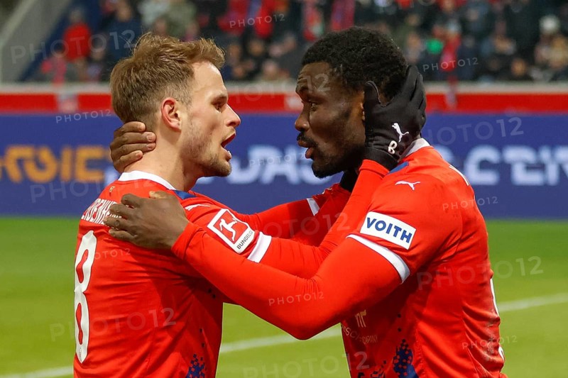 Football, Bundesliga 1, Matchday 26, 2024/2025, 1. FC Heidenheim vs. Holstein Kiel, 16.03.2025, Voith-Arena, Heidenheim, Germany, Leo SCIENZA (1. FC Heidenheim, 08) celebrates with Sirlord CONTEH (1. FC Heidenheim, 31) the 3 to 1 and thus the victory, Europe