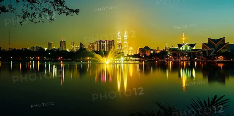 Nachtansicht der Kuala Lumpur Stadt mit atemberaubender Reflexion im Wasser