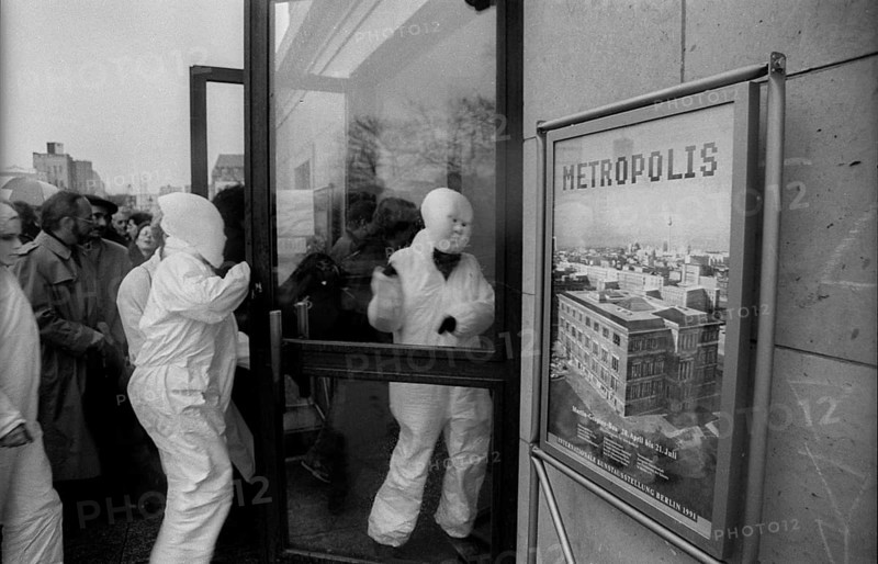 Germany, Berlin, 19.04.1991, student performance in protest against the closure of the art academy in Berlin-Weißensee, on the occasion of the opening of the exhibition Metropolis in the Gropius Bau, (students in white suits with masks), Europe