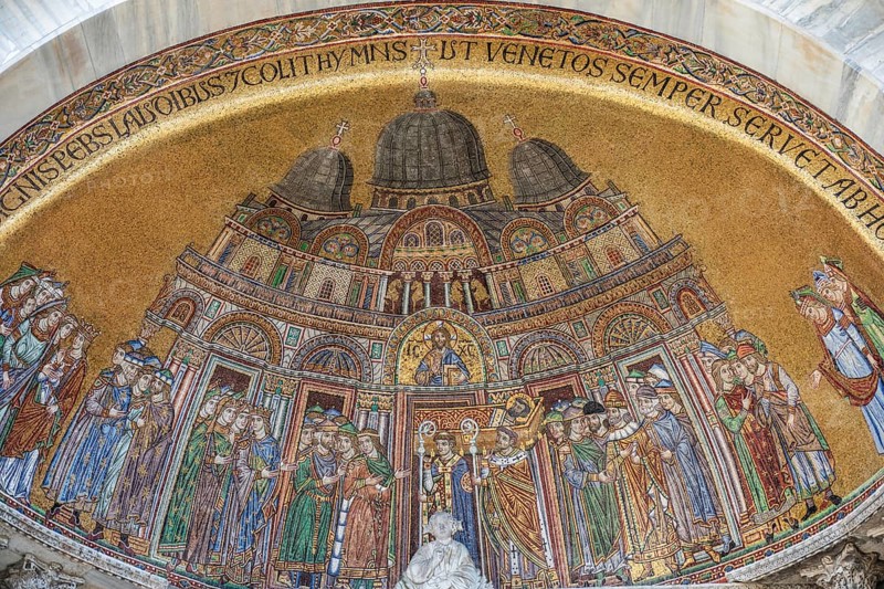 St Mark's Basilica, lunette of the portal of St Alypius with the mosaic translation of the body of St Mark, Venice, Veneto, Italy, Europe