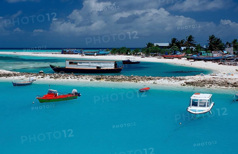 Fishing boats and dhonis off Maldives Island, Maldives, Indian Ocean, Meemu Atoll, Asia