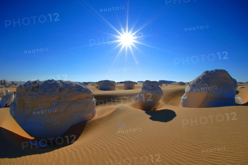 Egypt, White Desert, bizarre sandstone cliffs, hot sun, midday heat, Middle East, Africa