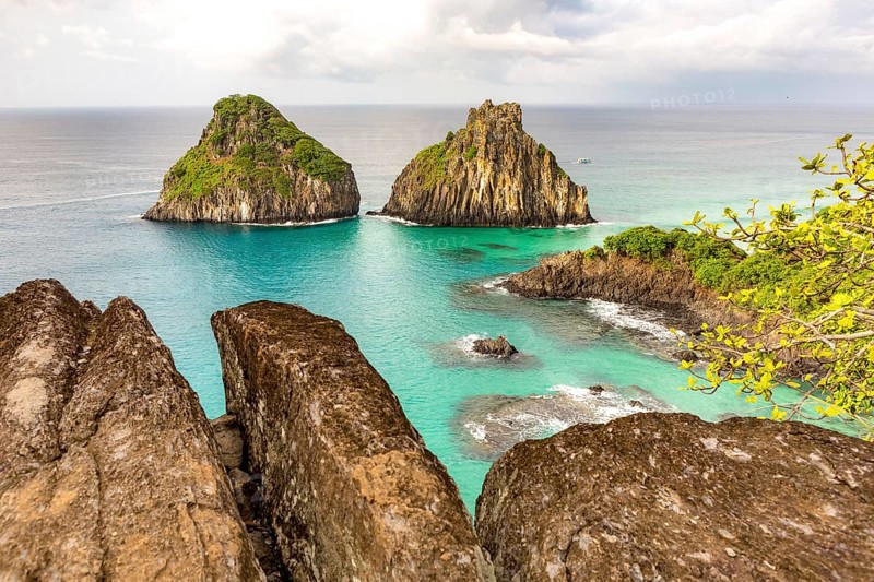 Fernando de Noronha, Brasil. Turquoise water around the Two Brothers rocks, UNESCO World Heritage Site, Brazil, South America