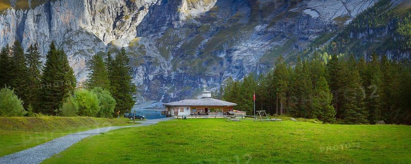 Oeschinnensee, Holzchalet und Schweizer Alpen, Berner Oberland, Schweiz Banner